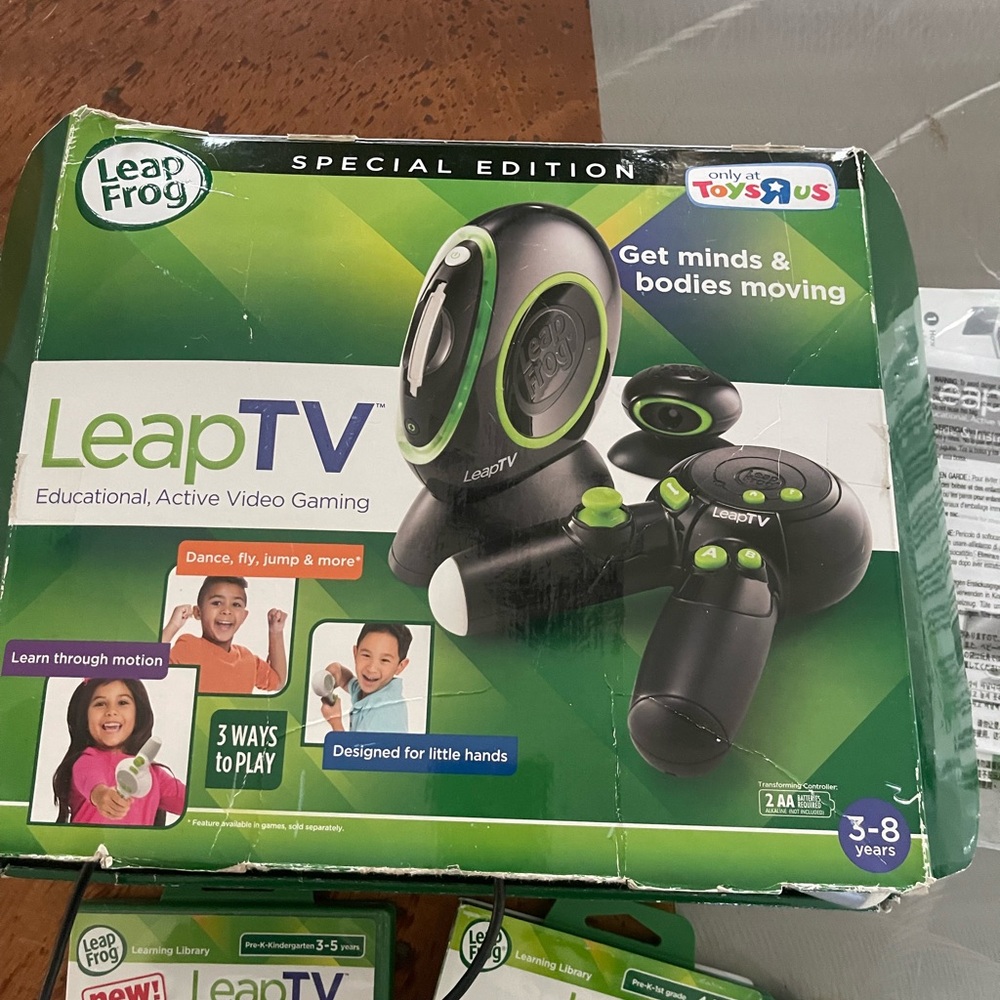 LeapTV Educational Gaming System - Black and Green - Picture 2 of 3